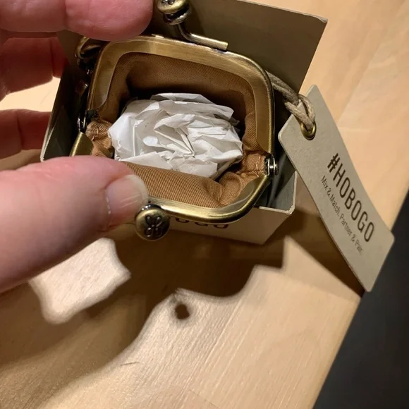 Hobo Intl NWT Leather Kisslock Purse W/ Dog Clip - Picture 4 of 5